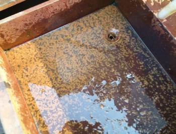 301.含铁锰的地下水暴露在空气中一段时间后，沉淀出棕黄色沉淀物.jpg